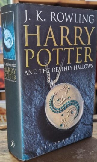 Harry Potter and The Deathly Hallows : J.K. Rowling
